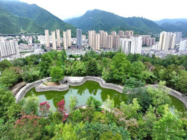 按月配资助手网 保康：紫薇绽放盈香韵 引得游人踏芳来